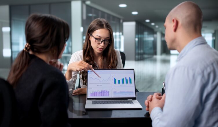 Expert,Financial,Adviser,Assists,Couple,With,Mortgage,And,Real,Estate. Expert,Financial,Adviser,Assists,Couple,With,Mortgage,And,Real,Estate.